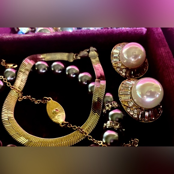 Vintage jewelry lot with Vintage Jewelry Box. - Picture 15 of 16